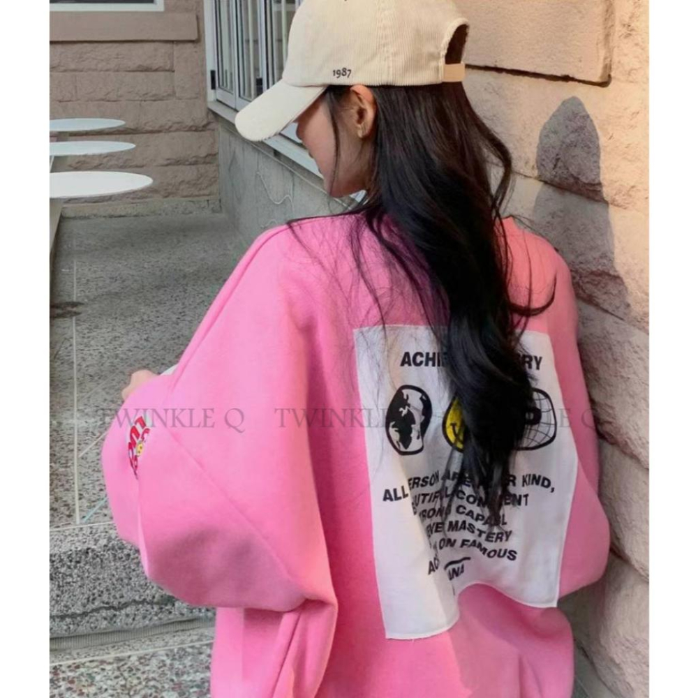 🎀 Twinkle Q韓國代購BUY好物-預購✈️正韓🇰🇷 大學t 笑臉 字母 貼布 長袖上衣 寬鬆 休閒 長t 大學踢-細節圖6