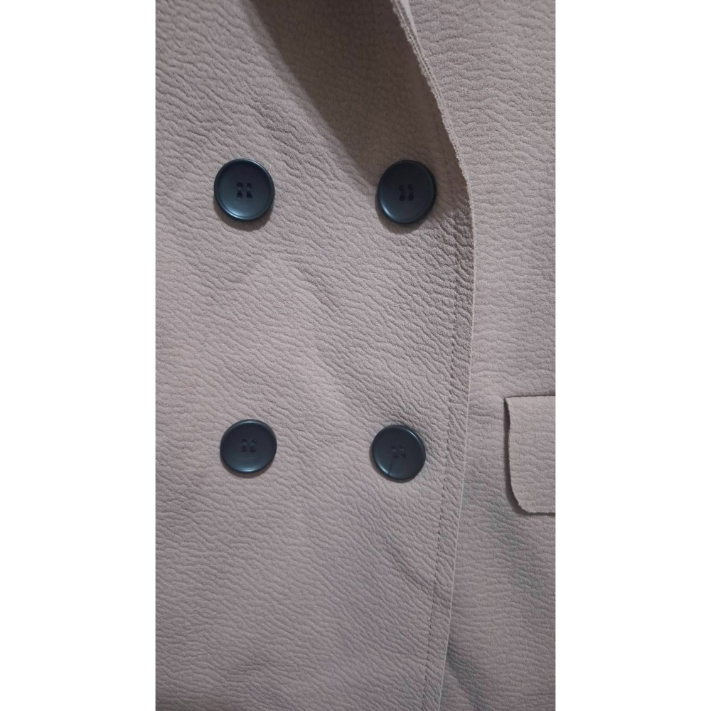 姜小舖M號S.J.F studio女用橘粉色荔枝紋尼龍無袖翻領雙排扣長版背心 附腰帶顯瘦 下擺兩側開叉 雙邊大口袋-細節圖2