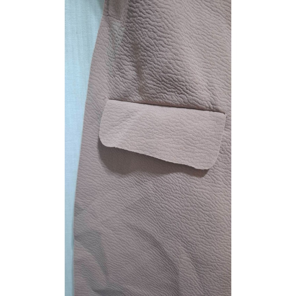 姜小舖M號S.J.F studio女用橘粉色荔枝紋尼龍無袖翻領雙排扣長版背心 附腰帶顯瘦 下擺兩側開叉 雙邊大口袋-細節圖3