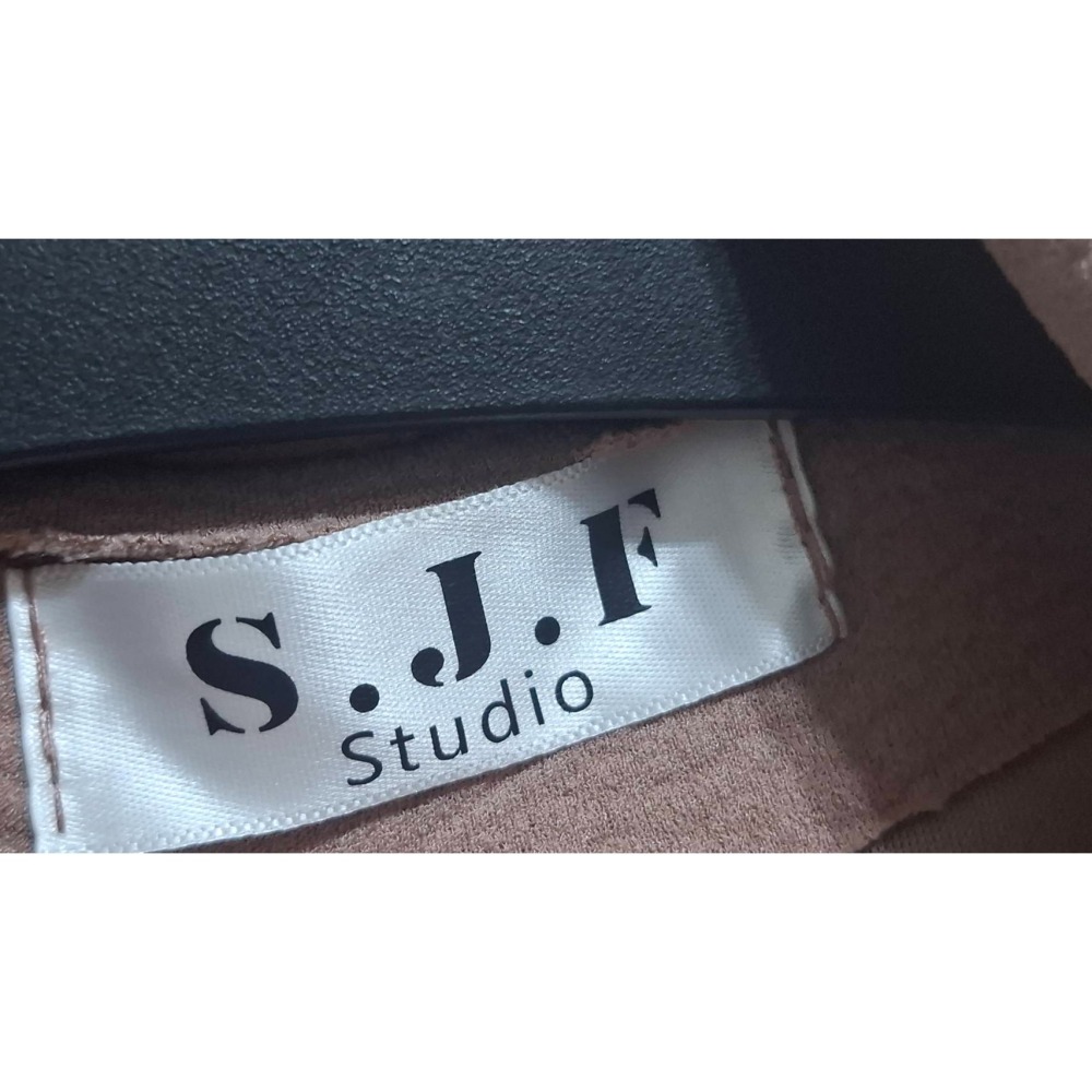 姜小舖M號S.J.F studio女用橘粉色荔枝紋尼龍無袖翻領雙排扣長版背心 附腰帶顯瘦 下擺兩側開叉 雙邊大口袋-細節圖4