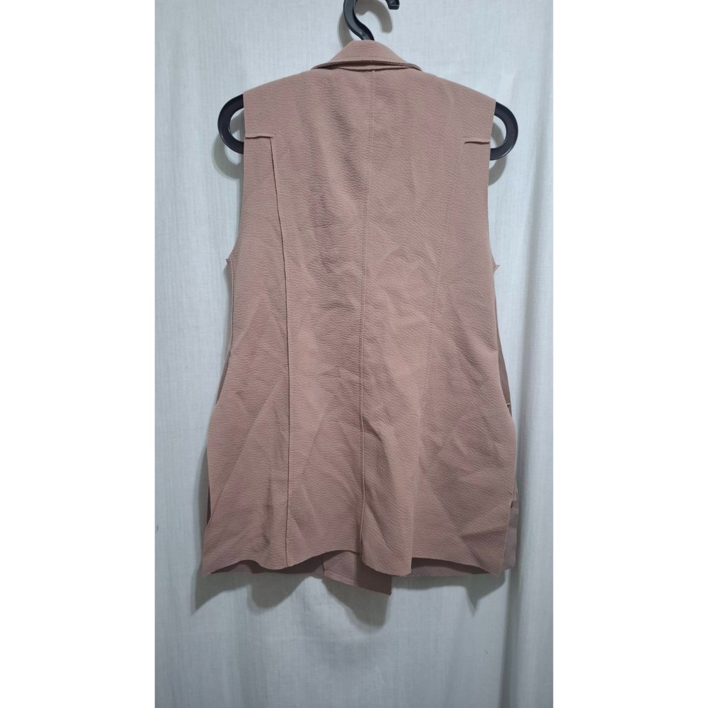 姜小舖M號S.J.F studio女用橘粉色荔枝紋尼龍無袖翻領雙排扣長版背心 附腰帶顯瘦 下擺兩側開叉 雙邊大口袋-細節圖5