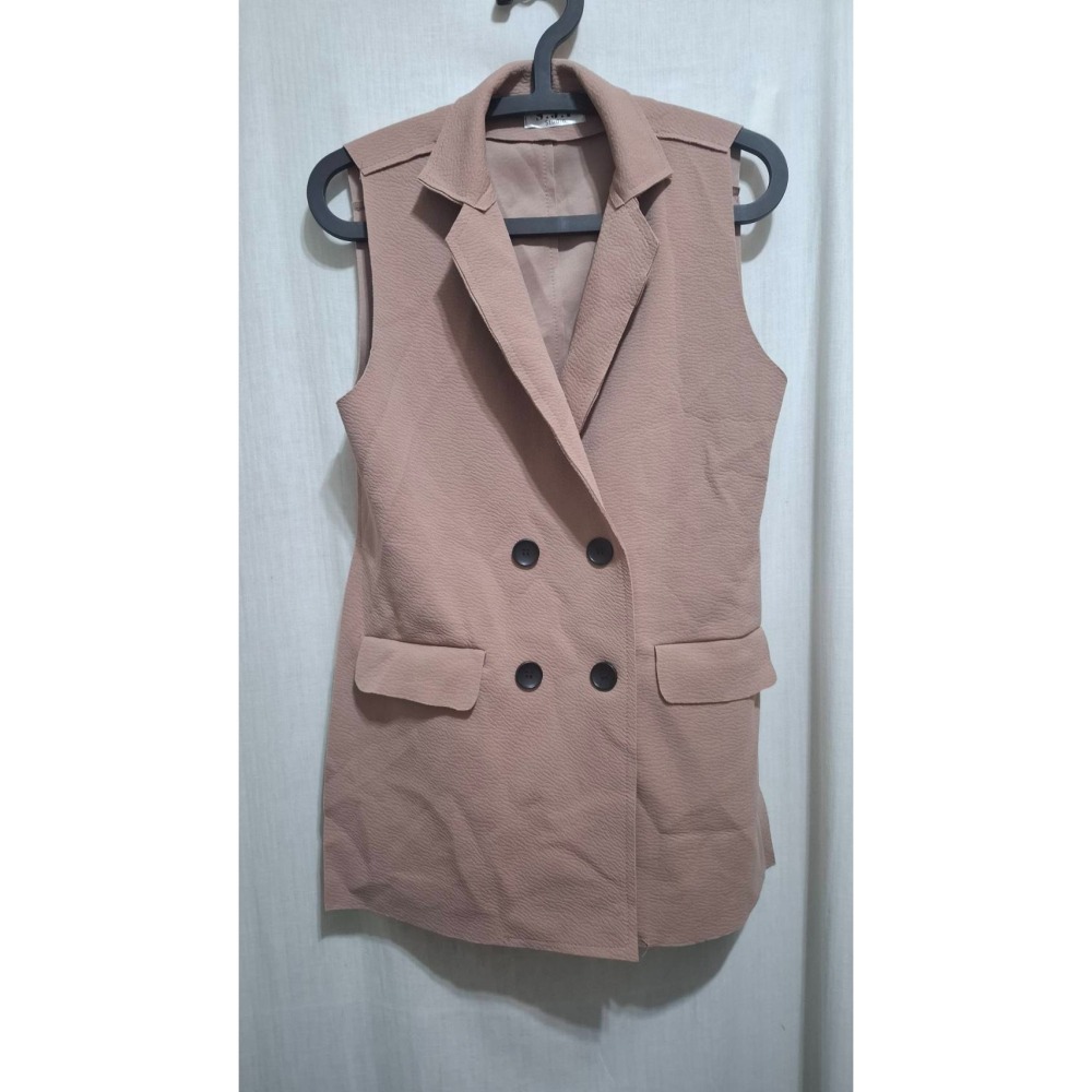 姜小舖M號S.J.F studio女用橘粉色荔枝紋尼龍無袖翻領雙排扣長版背心 附腰帶顯瘦 下擺兩側開叉 雙邊大口袋-細節圖6