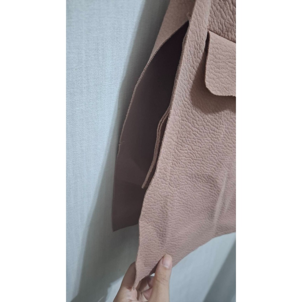 姜小舖M號S.J.F studio女用橘粉色荔枝紋尼龍無袖翻領雙排扣長版背心 附腰帶顯瘦 下擺兩側開叉 雙邊大口袋-細節圖7