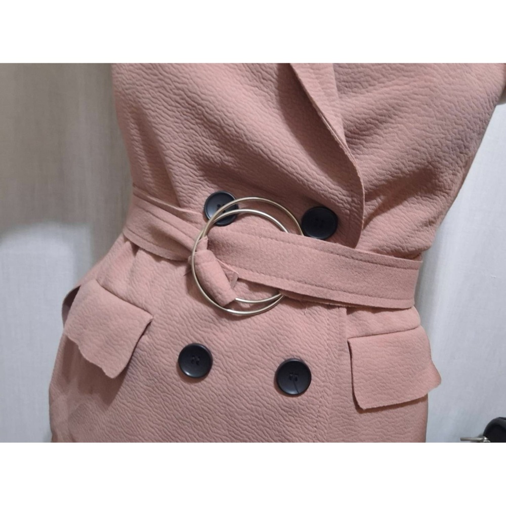 姜小舖M號S.J.F studio女用橘粉色荔枝紋尼龍無袖翻領雙排扣長版背心 附腰帶顯瘦 下擺兩側開叉 雙邊大口袋-細節圖8