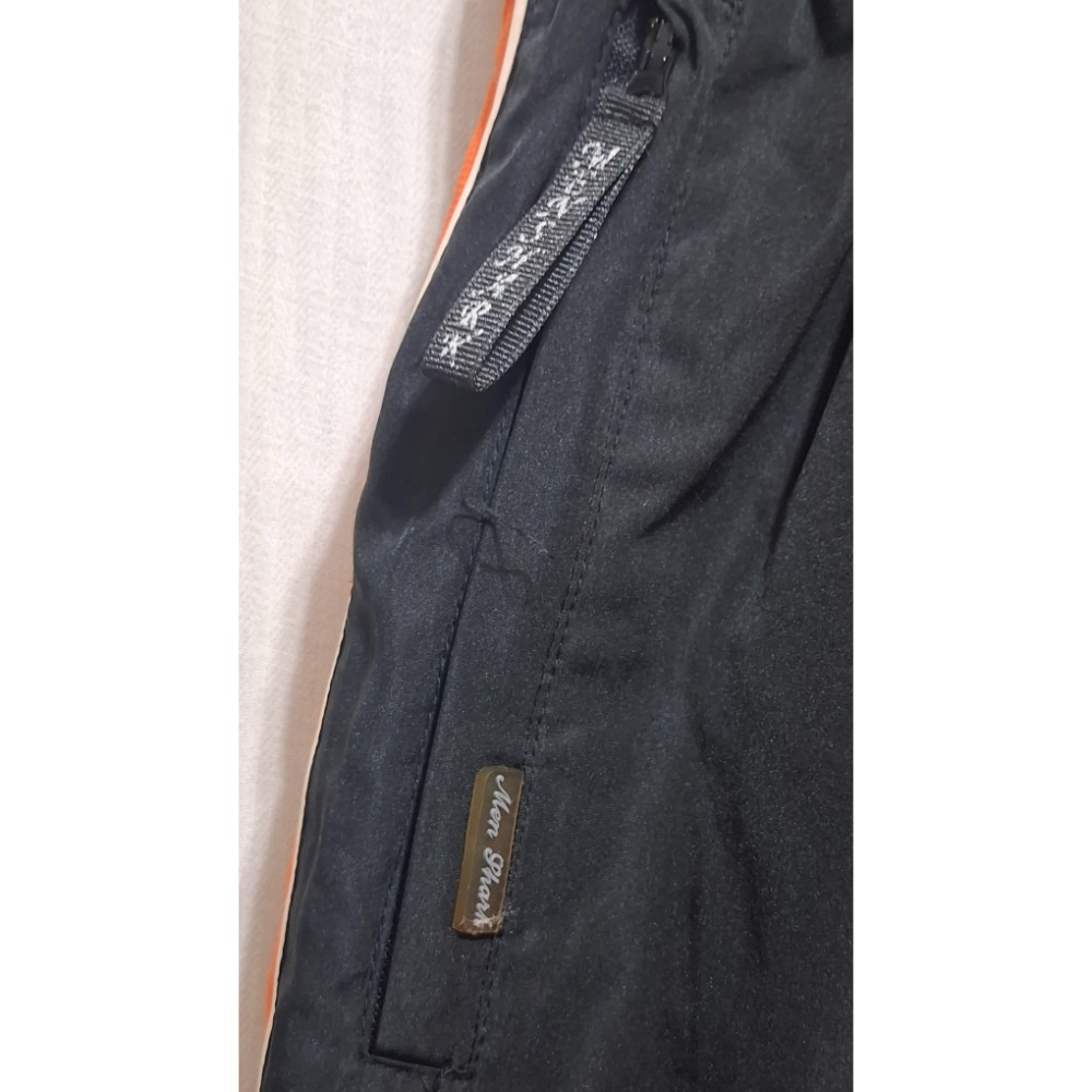 姜小舖M號男用Men Shark側面橘色直線黑色尼龍寬鬆長褲 雙邊拉鍊口袋 運動褲 運動長褲 褲子 休閒長褲-細節圖4