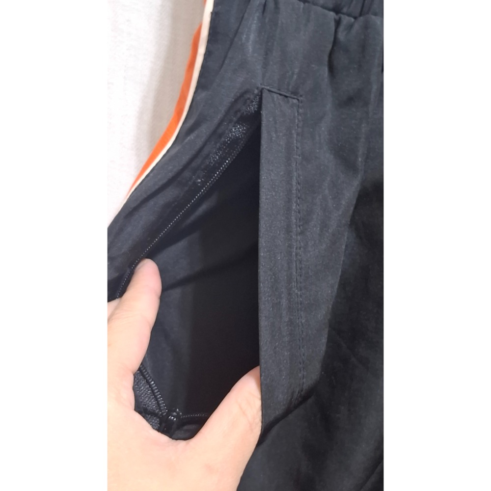 姜小舖M號男用Men Shark側面橘色直線黑色尼龍寬鬆長褲 雙邊拉鍊口袋 運動褲 運動長褲 褲子 休閒長褲-細節圖5