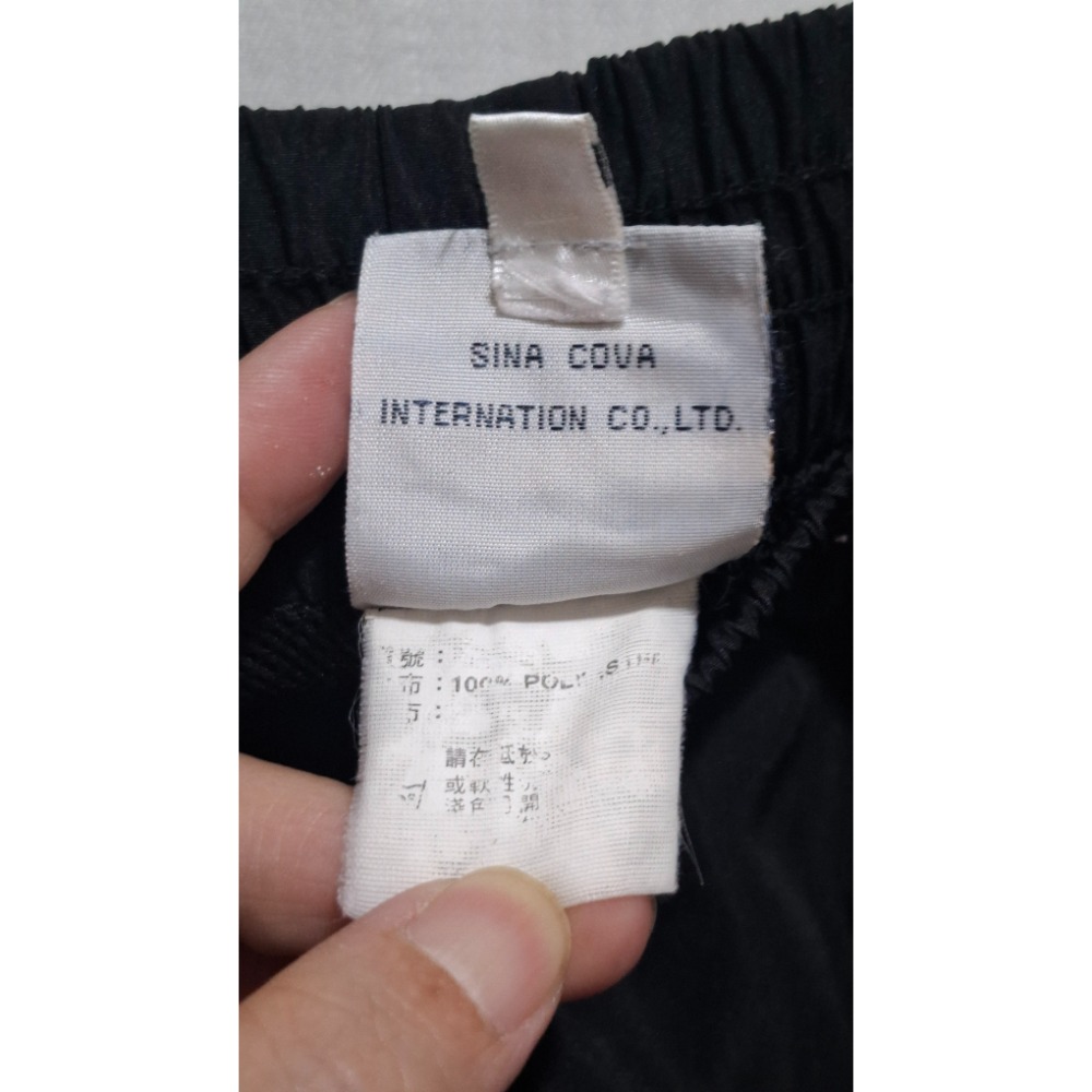 姜小舖M號男用Men Shark側面橘色直線黑色尼龍寬鬆長褲 雙邊拉鍊口袋 運動褲 運動長褲 褲子 休閒長褲-細節圖6