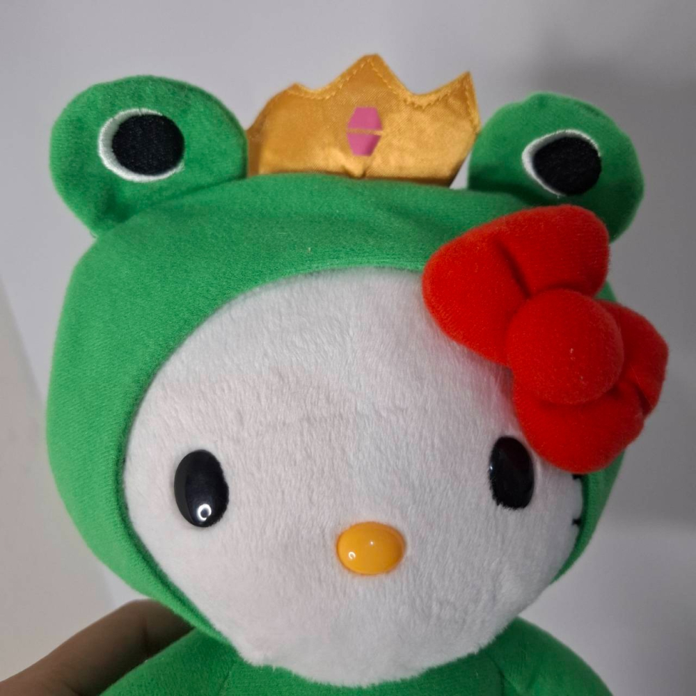 姜小舖康是美 Hello kitty 夢幻變裝玩偶青蛙裝 高24公分 絨毛玩具 填充玩具 cosmed 凱蒂貓-細節圖3