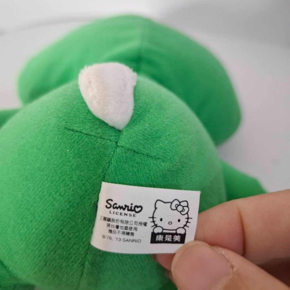 姜小舖康是美 Hello kitty 夢幻變裝玩偶青蛙裝 高24公分 絨毛玩具 填充玩具 cosmed 凱蒂貓-細節圖4