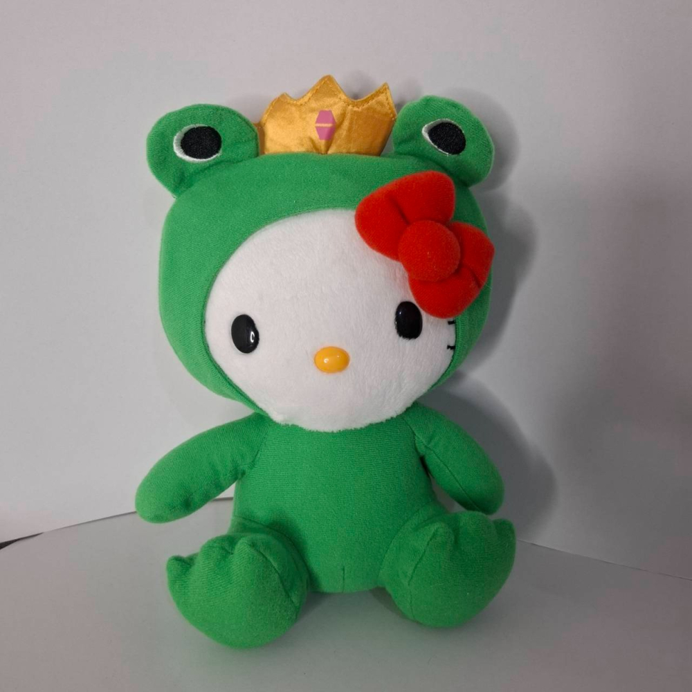 姜小舖康是美 Hello kitty 夢幻變裝玩偶青蛙裝 高24公分 絨毛玩具 填充玩具 cosmed 凱蒂貓-細節圖7
