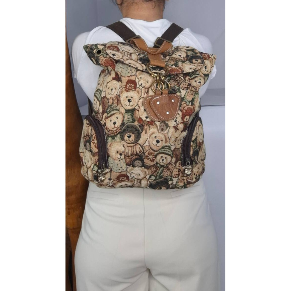 姜小舖 Gini Bear 熊熊圖案後背包｜大容量設計｜可愛實用款｜滿版小熊雙肩背包｜休閒包｜日常外出包-細節圖2