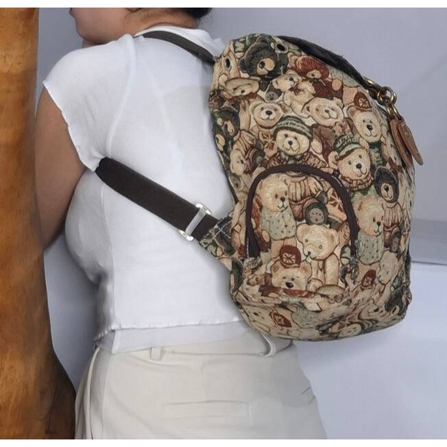 姜小舖 Gini Bear 熊熊圖案後背包｜大容量設計｜可愛實用款｜滿版小熊雙肩背包｜休閒包｜日常外出包-細節圖3