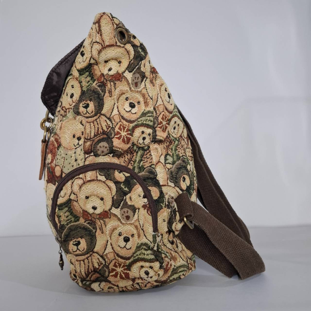 姜小舖 Gini Bear 熊熊圖案後背包｜大容量設計｜可愛實用款｜滿版小熊雙肩背包｜休閒包｜日常外出包-細節圖5