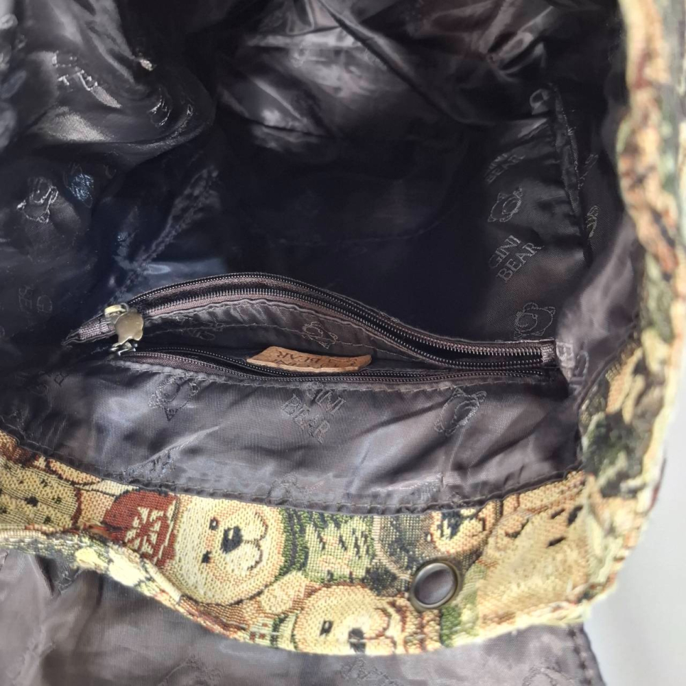 姜小舖 Gini Bear 熊熊圖案後背包｜大容量設計｜可愛實用款｜滿版小熊雙肩背包｜休閒包｜日常外出包-細節圖7