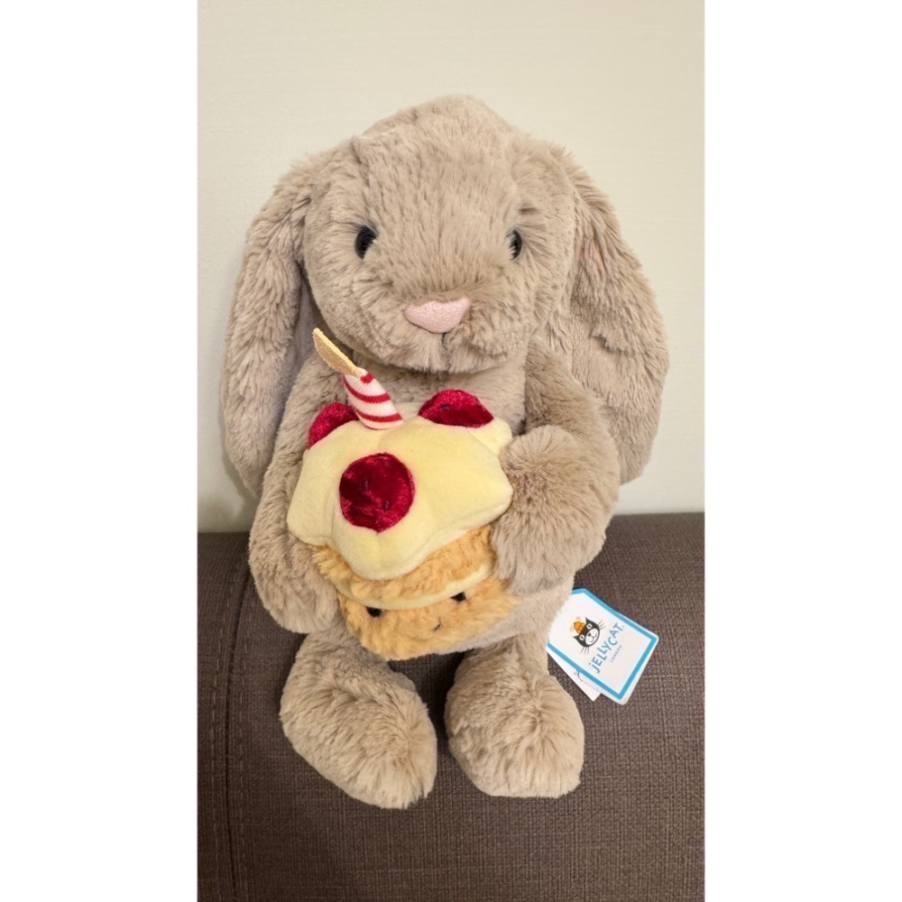 【Jellycat 正品代購】英國🇬🇧空運 Jellycat 31cm抱蛋糕邦尼兔Bashful Bunny-細節圖2