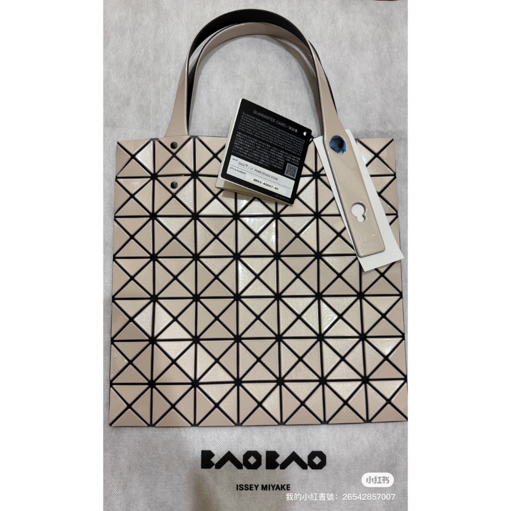 【三宅一生正品代購🇯🇵】 BAO BAO ISSEY MIYAKE 超熱門經典款 奶茶色7*7全新現貨快速出貨-細節圖2