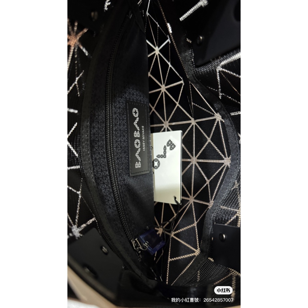 【三宅一生正品代購🇯🇵】 BAO BAO ISSEY MIYAKE 超熱門經典款 奶茶色7*7全新現貨快速出貨-細節圖3