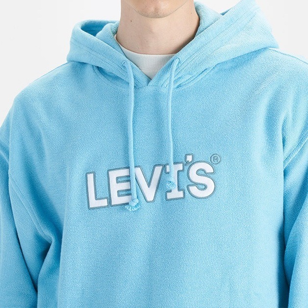 Levis 男款 口袋帽T 精工刺繡徽章海報體Logo 海洋藍 38479-0249🔥-細節圖2