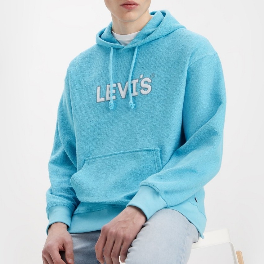 Levis 男款 口袋帽T 精工刺繡徽章海報體Logo 海洋藍 38479-0249🔥-細節圖3