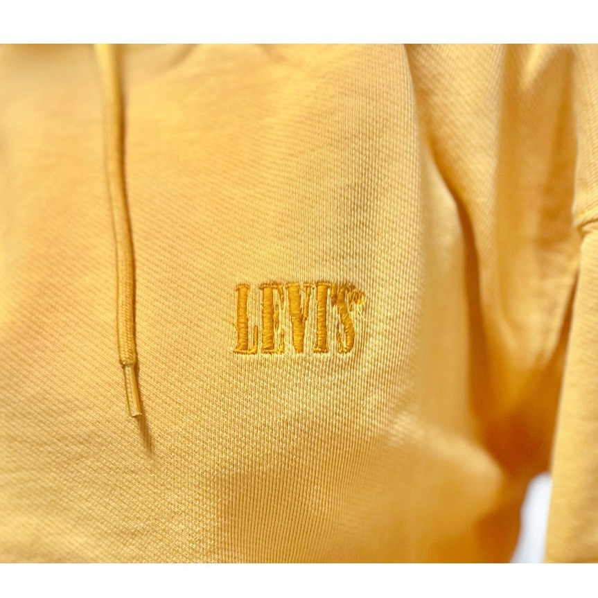 Levis 男款 口袋帽T 全一色刺繡Serif Logo 洗舊芥末黃 85534-0002🔥-細節圖2