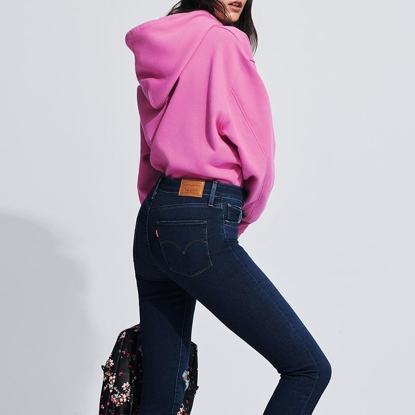 Levis 女款 口袋帽T 全一色刺繡Logo 內刷毛 桃紫 74318-0032🔥-細節圖6