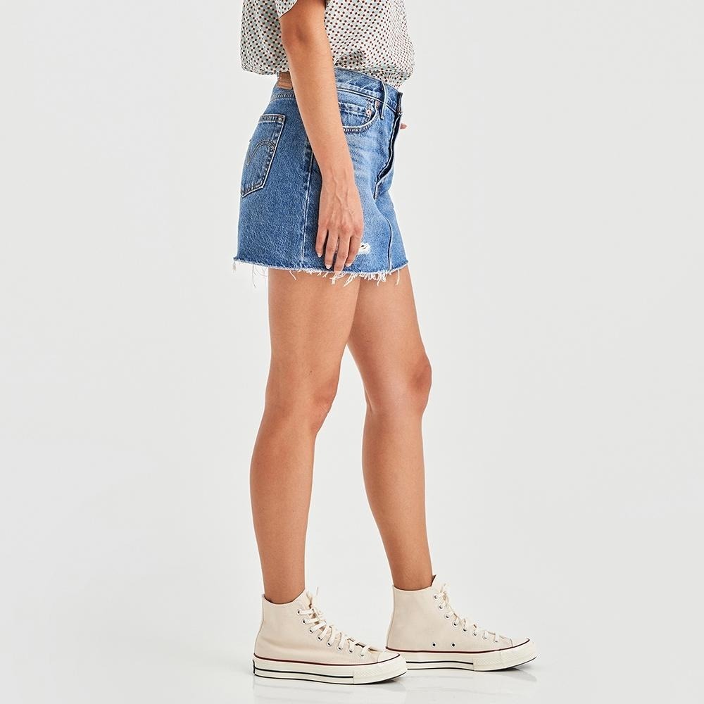 Levis 女款 牛仔短裙 高腰排釦 精工刷破磨損工藝 A4694-0002-細節圖8