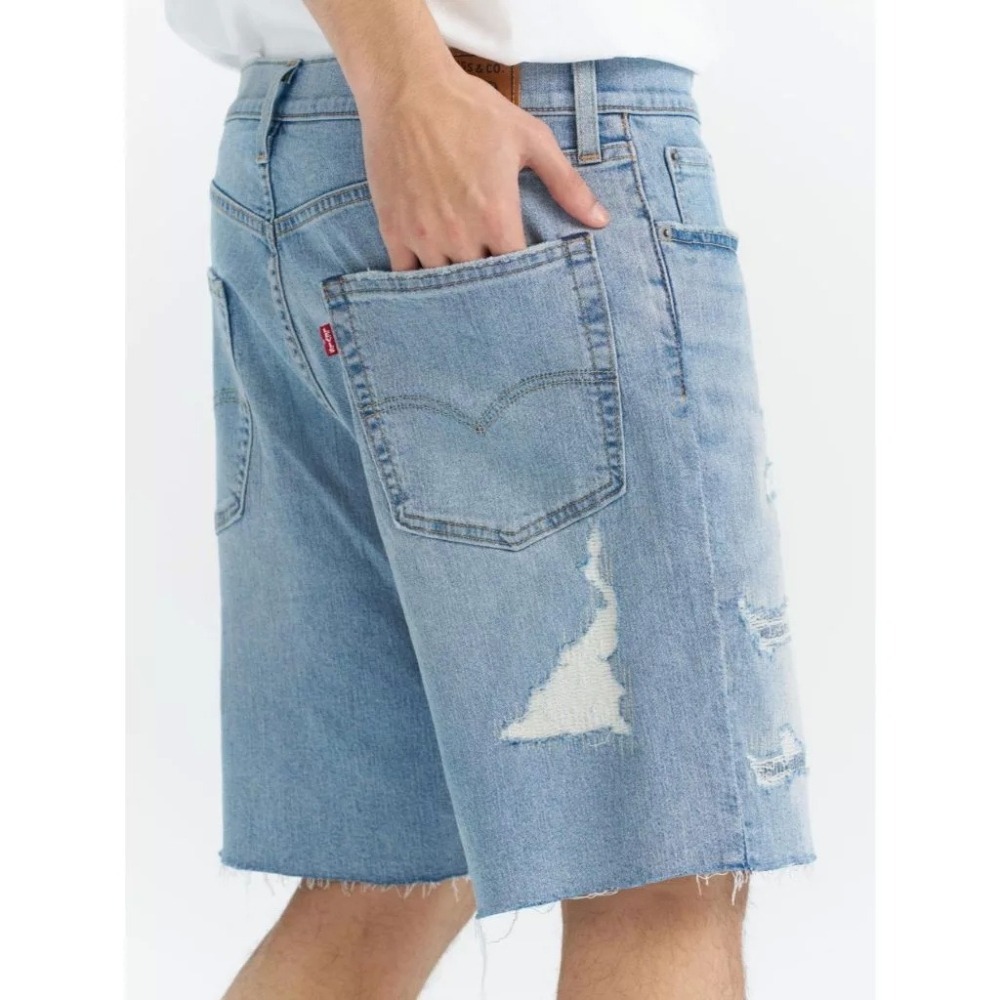 Levis 男款 468 Loose 舒適直筒牛仔短褲 涼感丹寧 淺藍破壞補丁 A8461-0034-細節圖7