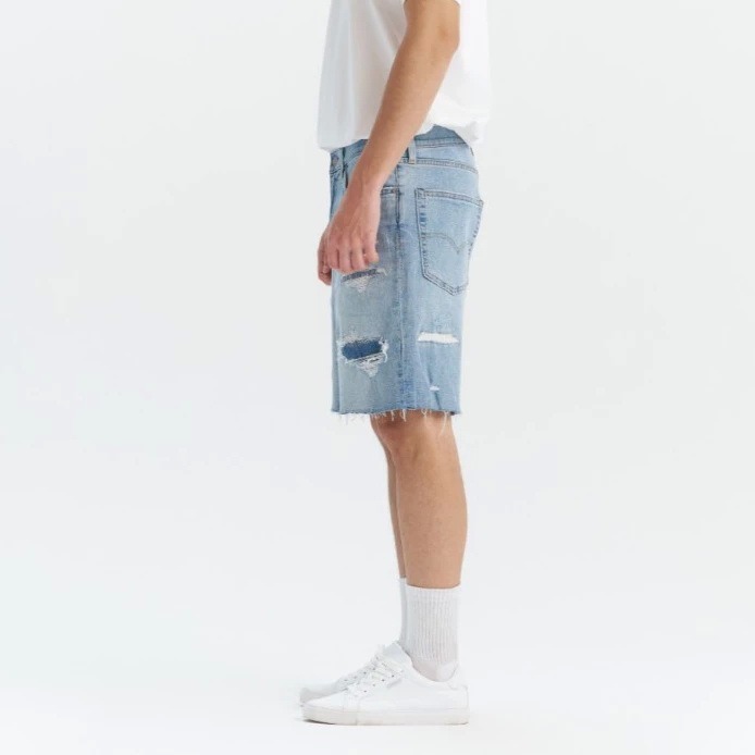 Levis 男款 468 Loose 舒適直筒牛仔短褲 涼感丹寧 淺藍破壞補丁 A8461-0034-細節圖8
