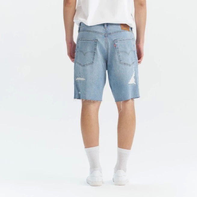 Levis 男款 468 Loose 舒適直筒牛仔短褲 涼感丹寧 淺藍破壞補丁 A8461-0034-細節圖9